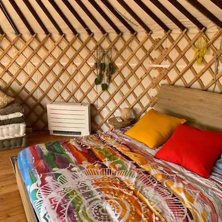 بيت ضيافة Glamping Anzio Sognando Yurta Campo di Carne