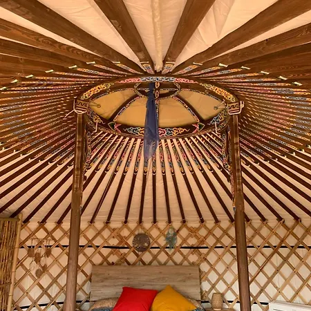 بيت ضيافة Glamping Anzio Sognando Yurta Campo di Carne